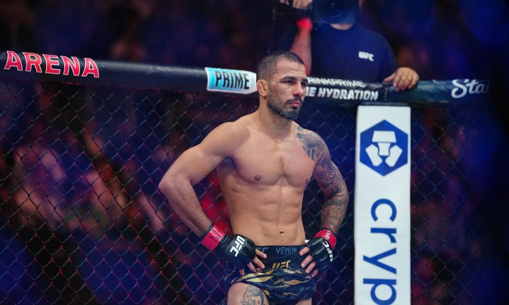 O lutador do UFC Alexandre Pantoja no octógono, com as mãos na cintura e expressão séria.
