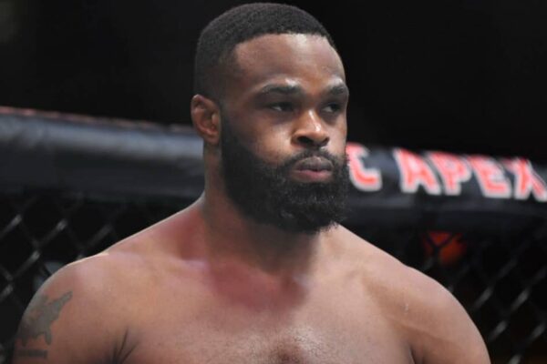 O lutador do UFC Tyron Woodley, com expressão séria, dentro do octógono.