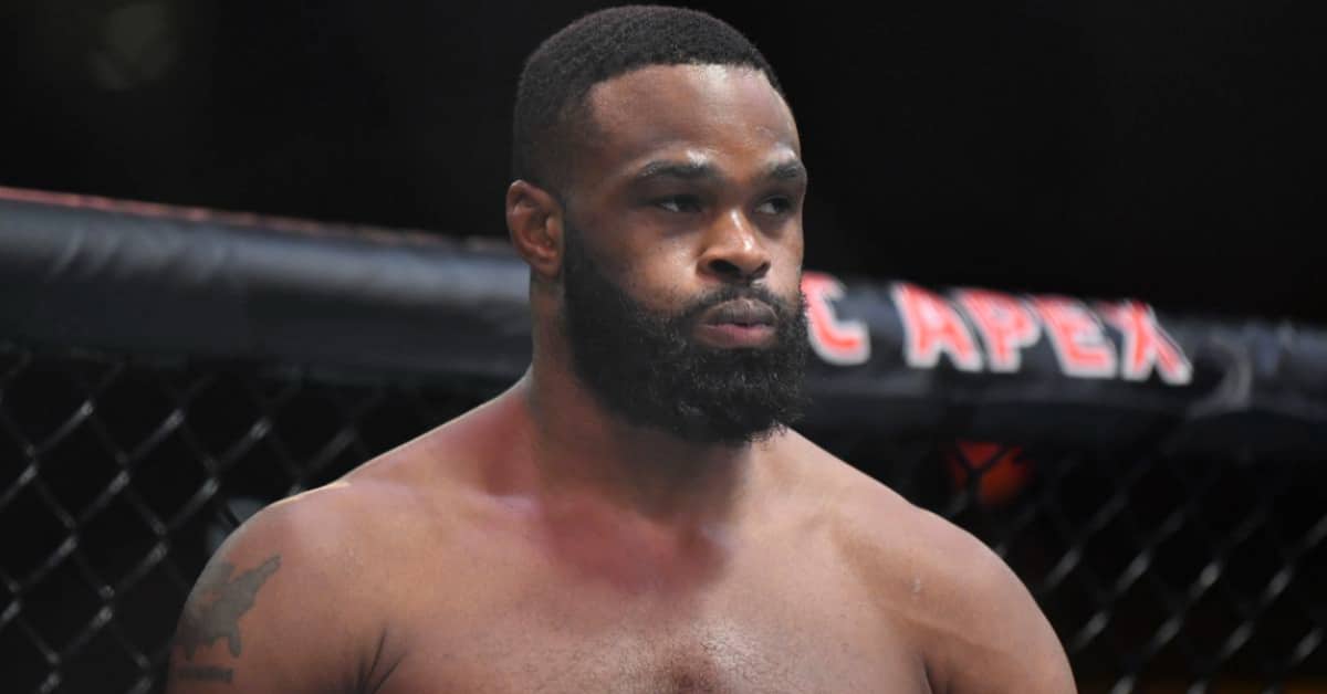 O lutador do UFC Tyron Woodley, com expressão séria, dentro do octógono.