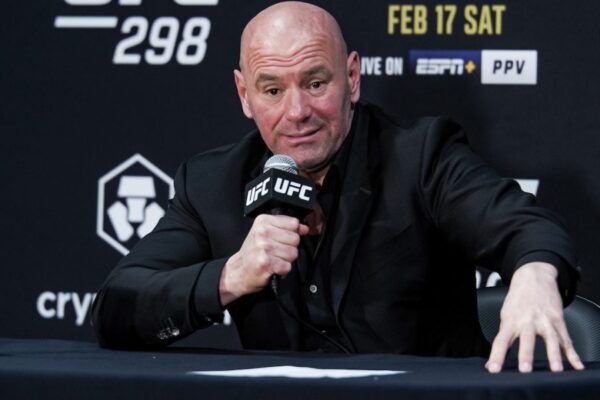 Dana White, presidente do UFC, fala ao microfone durante a coletiva de imprensa do UFC 298, vestindo um terno preto.