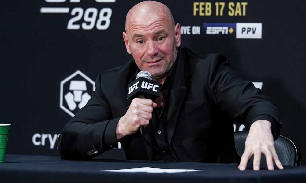 Dana White, presidente do UFC, fala ao microfone durante a coletiva de imprensa do UFC 298, vestindo um terno preto.