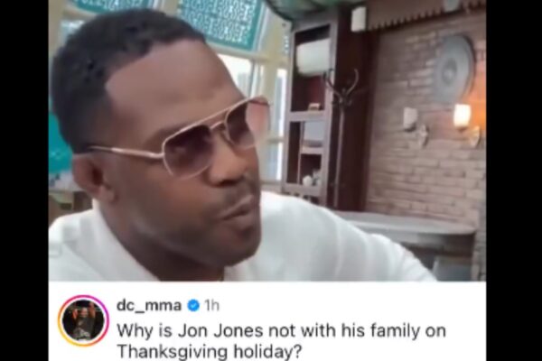 Meme de Daniel Cormier perguntando por que Jon Jones não está com a família no feriado de Ação de Graças.