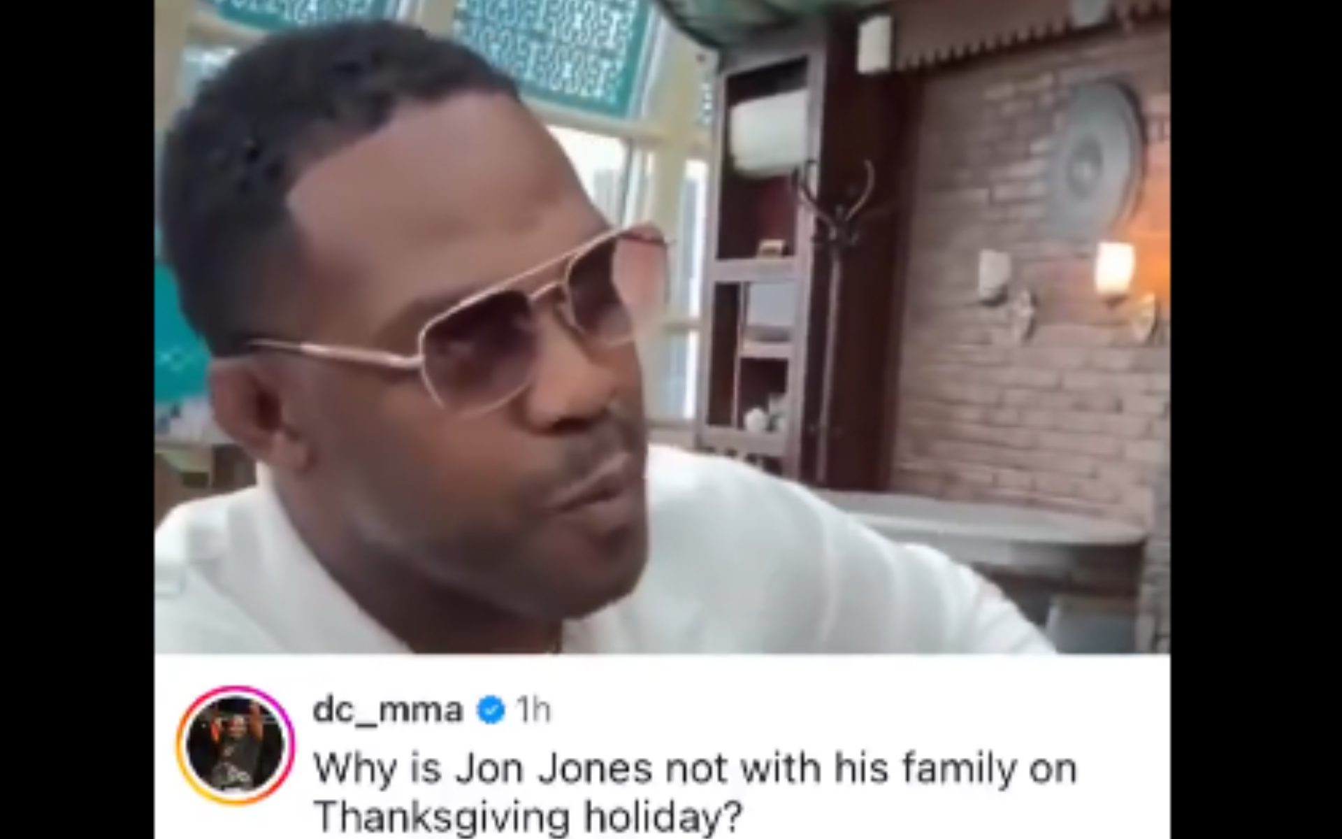 Meme de Daniel Cormier perguntando por que Jon Jones não está com a família no feriado de Ação de Graças.