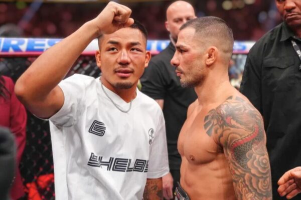 Lutadores do UFC Joshua Van e Alexandre Pantoja se encaram no octógono após a luta, com Van de punho erguido.