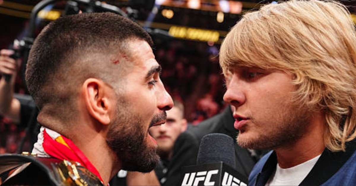 Paddy Pimblett e Ilia Topuria frente a frente no microfone do UFC, em uma encarada tensa.