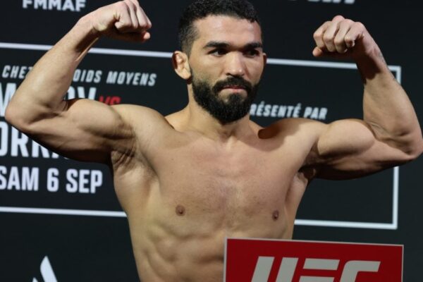 O lutador Nassourdine Imavov, sem camisa, flexiona os músculos na pesagem oficial do UFC.