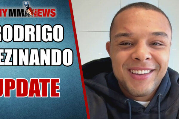 Lutador Rodrigo Sezinando sorri em arte de atualização de notícias da MYMMANEWS.