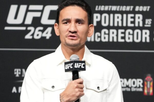 O lutador do UFC Max Holloway fala ao microfone durante a coletiva de imprensa do UFC 264.