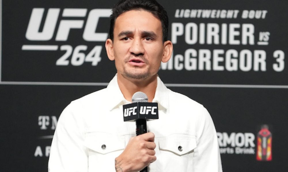 O lutador do UFC Max Holloway fala ao microfone durante a coletiva de imprensa do UFC 264.