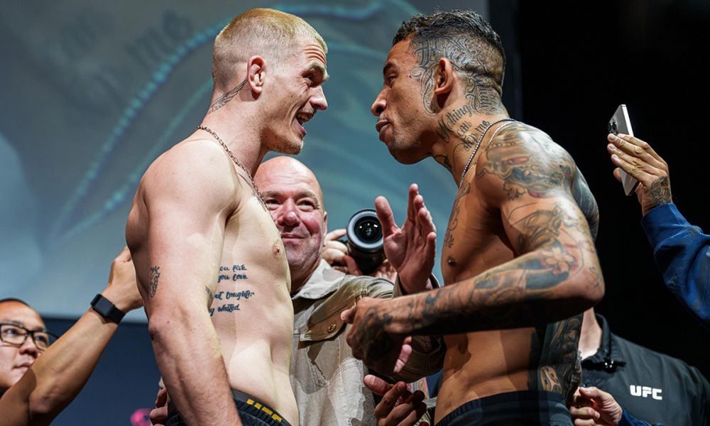 Lutadores do UFC, Ian Garry e Carlos Prates, se encaram na pesagem, com Dana White sorrindo ao fundo.