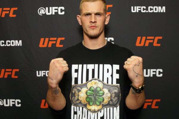 Lutador do UFC Ian Machado Garry posa com os punhos cerrados, vestindo uma camisa preta com os dizeres "Future Champion".