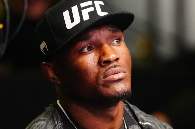 Close-up do lutador do UFC Kamaru Usman, de boné, com um olhar sério e concentrado.