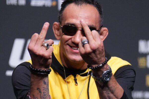 Tony Ferguson sorri e mostra os dois dedos do meio durante uma coletiva de imprensa do UFC.