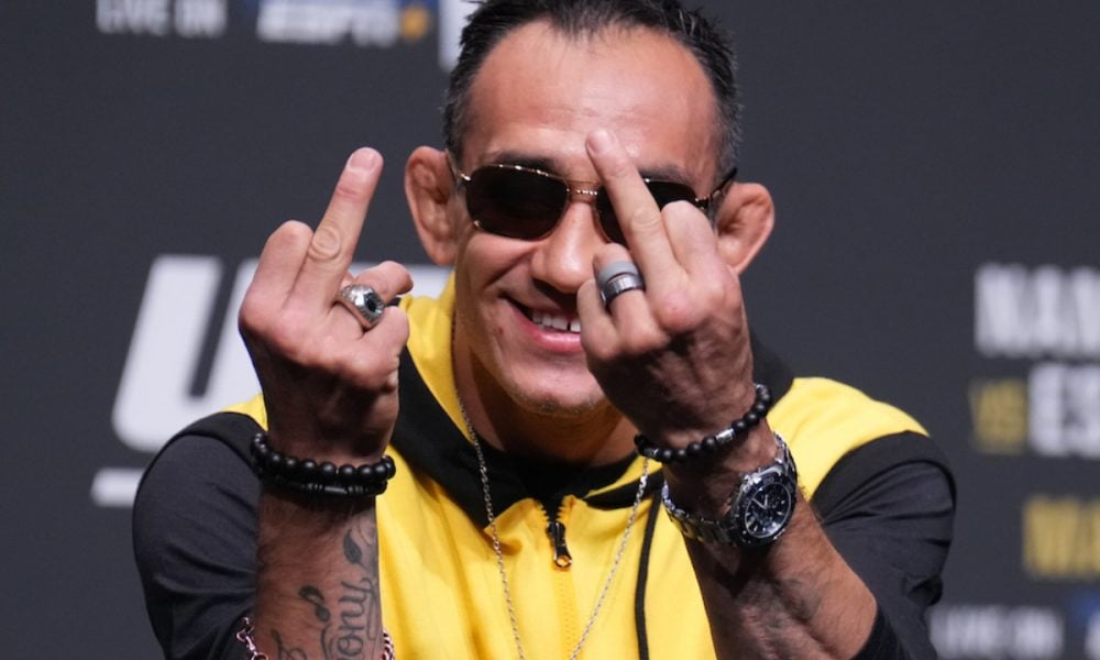 Tony Ferguson sorri e mostra os dois dedos do meio durante uma coletiva de imprensa do UFC.