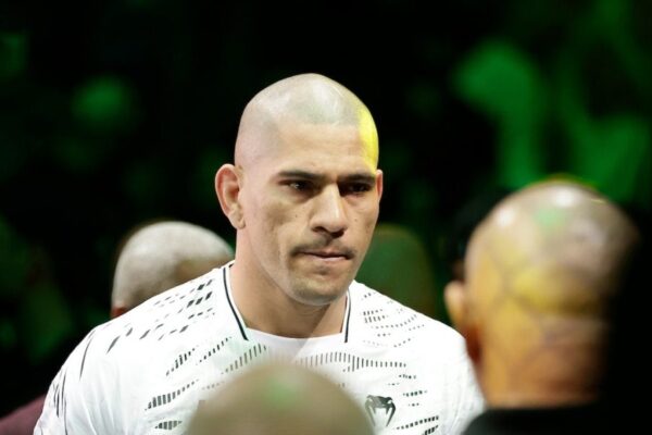 O lutador do UFC Alex Poatan Pereira, de cabeça raspada, com um olhar focado durante sua entrada.