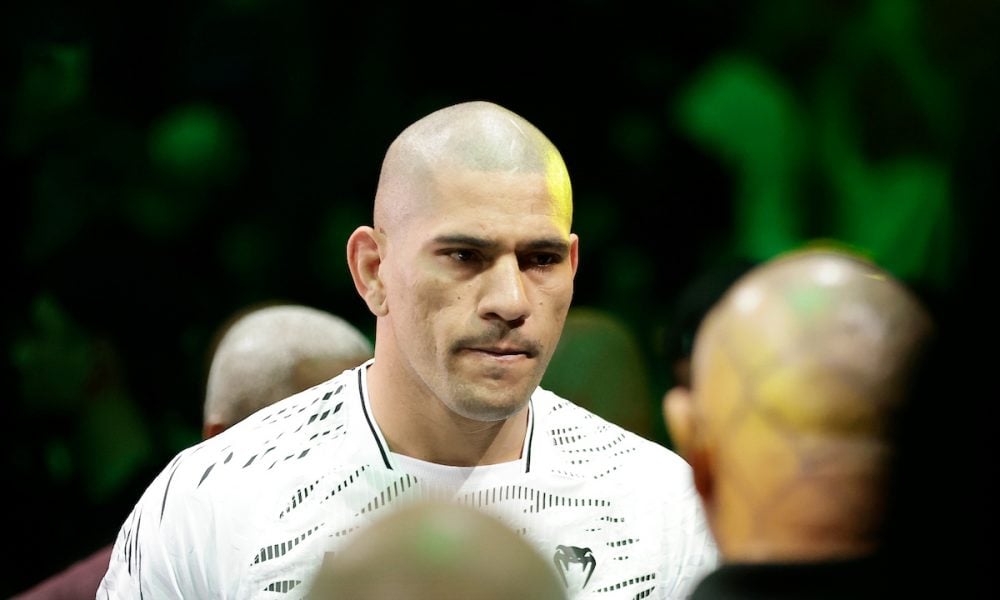 O lutador do UFC Alex Poatan Pereira, de cabeça raspada, com um olhar focado durante sua entrada.