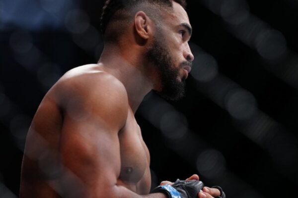 O lutador Raffael Cerqueira de perfil, concentrado dentro do octógono do UFC.
