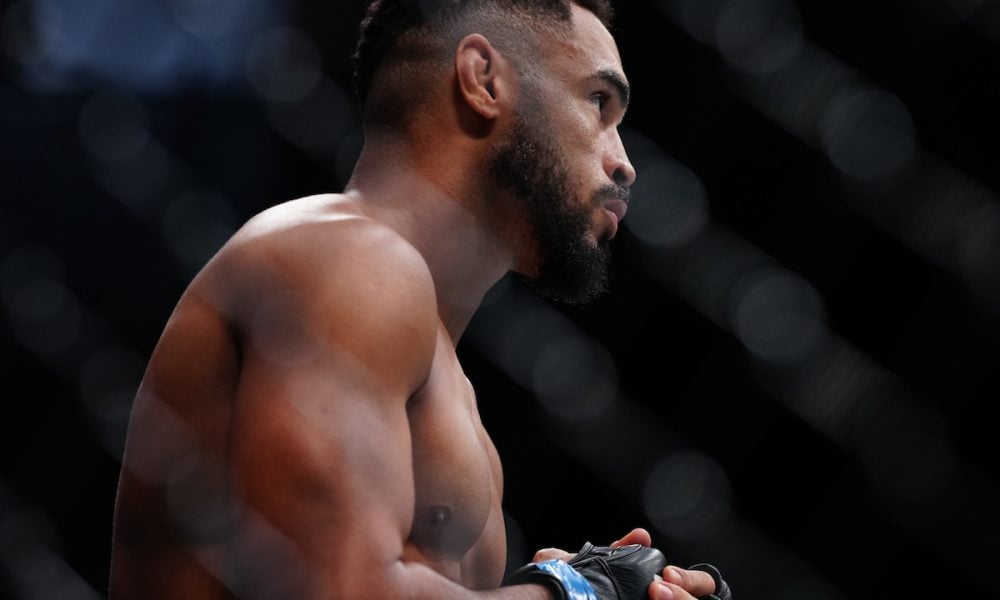 O lutador Raffael Cerqueira de perfil, concentrado dentro do octógono do UFC.