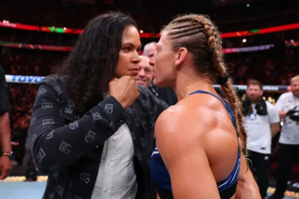 As lutadoras Amanda Nunes e Kayla Harrison em uma encarada tensa no octógono.