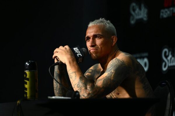 Charles do Bronx, de cabelo platinado e tatuado, segura um microfone durante entrevista coletiva do UFC.
