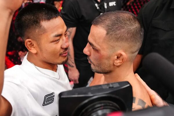 Os lutadores do UFC Joshua Van e Charles Johnson se encaram de perto no octógono.