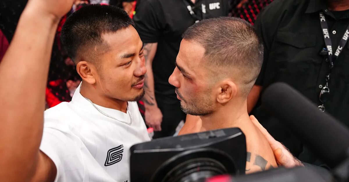 Os lutadores do UFC Joshua Van e Charles Johnson se encaram de perto no octógono.