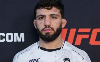 Lutador do UFC Arman Tsarukyan encara a câmera com expressão séria e camisa do evento Venum.