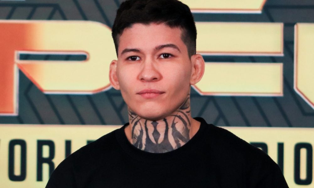 O lutador Fabricio de Andrade, com tatuagem no pescoço, posa para foto em evento do ONE Championship.