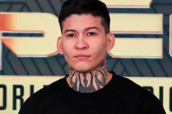 Close-up do lutador do PFL Rodolfo ‘Trator’ Bellato, com camiseta preta e uma grande tatuagem no pescoço.